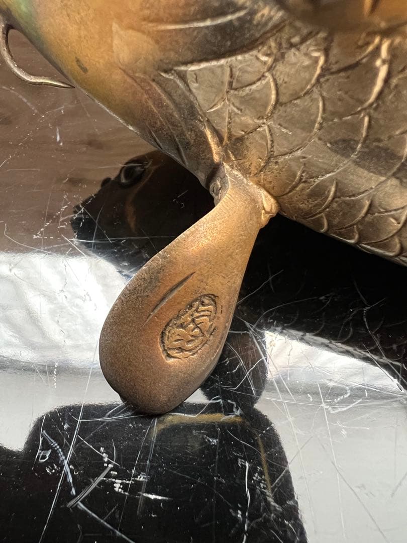 鯉の置物　金工師岩坪信光作　金属工芸品　鯉　縁起物　置物　信光　台座付き