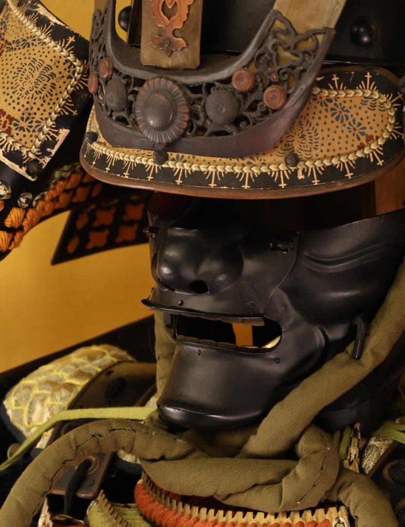 BY10　甲冑　具足　剣独鈷紋前立　黒胴当世素掛 緋縅　鎧櫃付き　等身大　武具