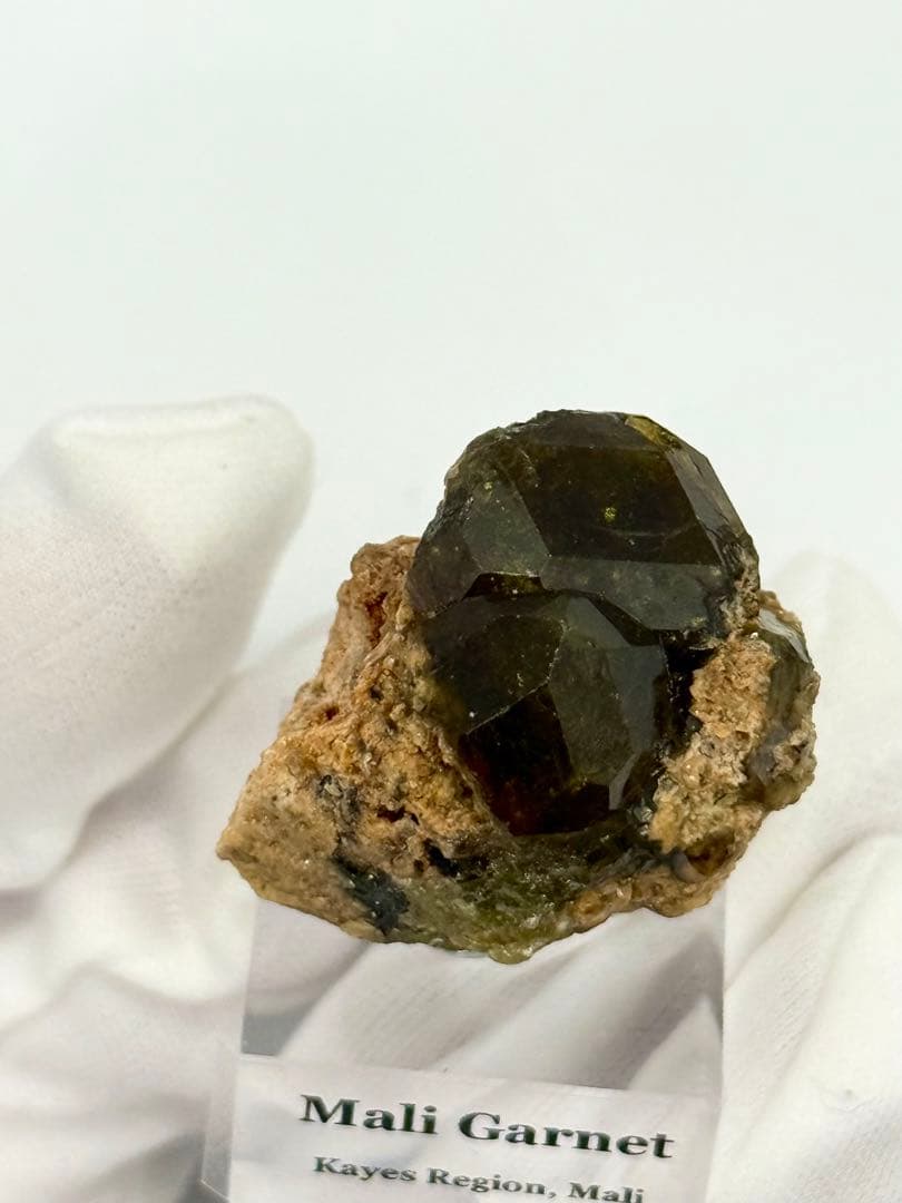 マリガーネット　灰礬柘榴石　灰鉄柘榴石　原石　鉱物標本　鉱石　ガーネット