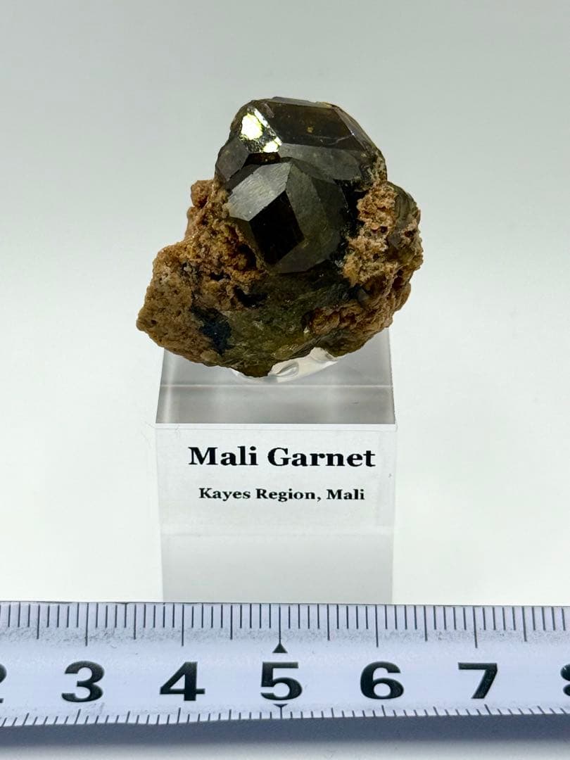 マリガーネット　灰礬柘榴石　灰鉄柘榴石　原石　鉱物標本　鉱石　ガーネット