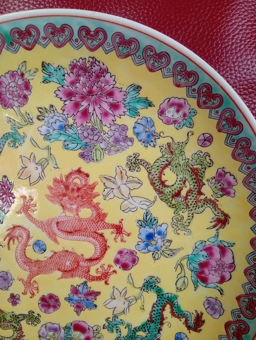 『中国景徳鎮』粉彩 龍文 花文 飾皿 レトロ アンティーク 龍と花模様の陶器 皿