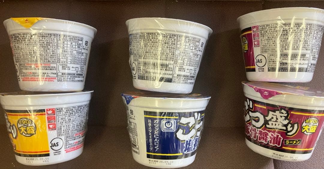 カップ麺　お菓子　ゼリーなどの販売です。