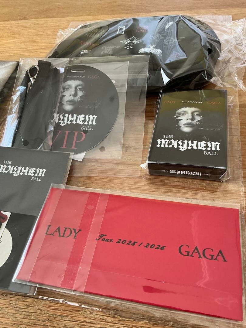 LADY GAGA THE MAYHEM Ball VIP GOLD グッズ
