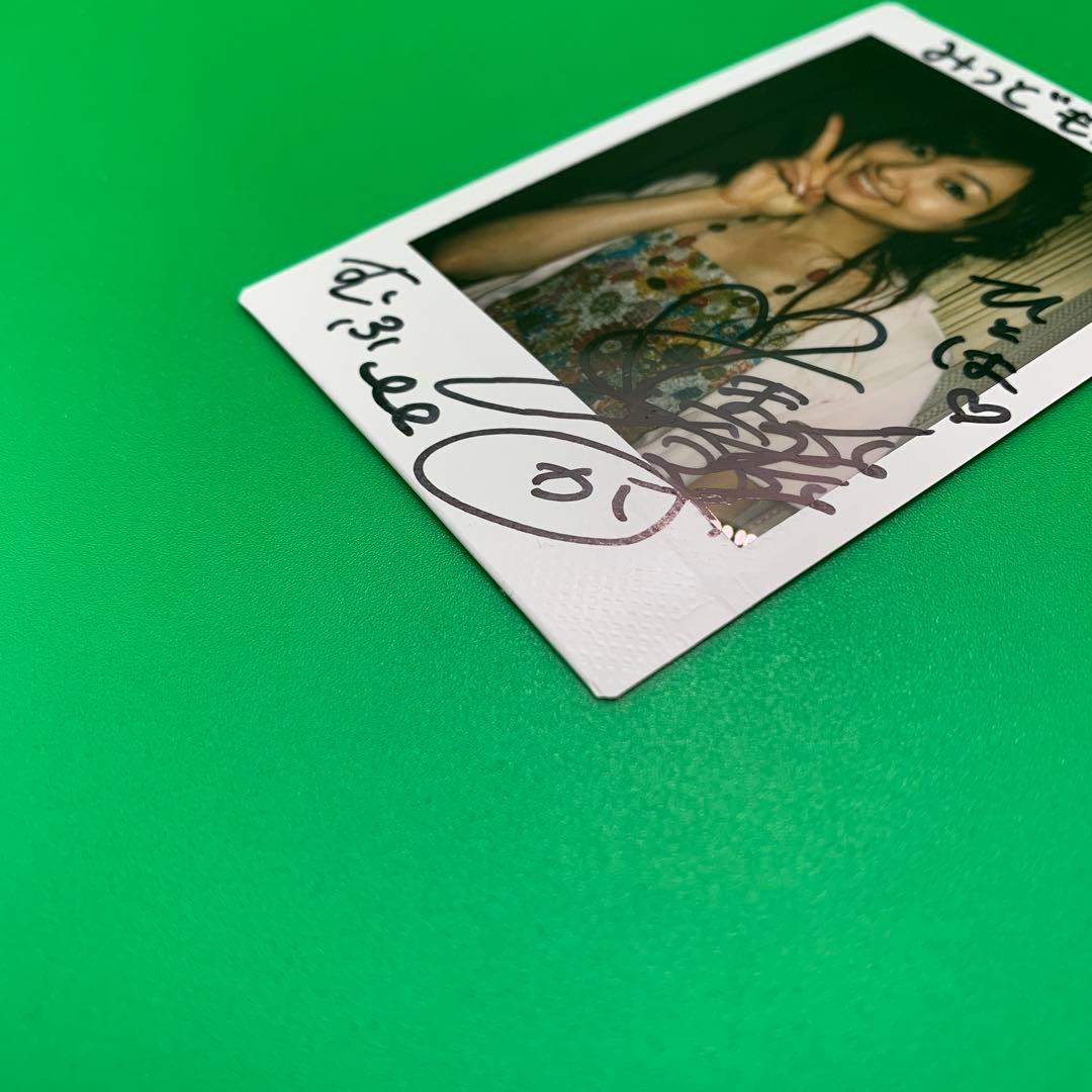 『戸松 遥』直筆サイン 入り チェキ ［みつどもえ ひとは］