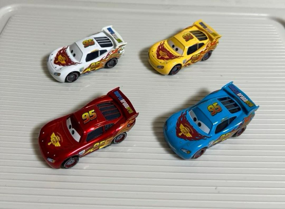 カーズ、マテル、ミニカー、マックィーン、黄色、青、白