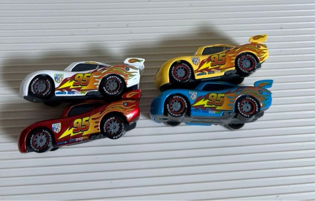 カーズ、マテル、ミニカー、マックィーン、黄色、青、白