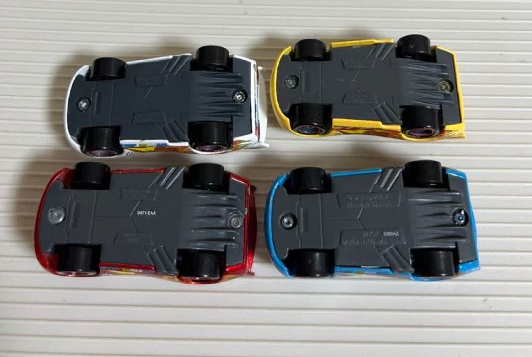カーズ、マテル、ミニカー、マックィーン、黄色、青、白