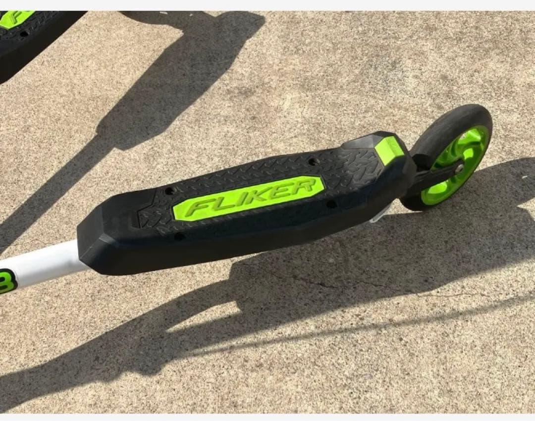 Yフリッカー　F3 トイザらス　スケーター　スケボー　自転車