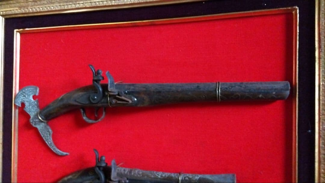 アンティークピストルセット　装丁済み　額縁