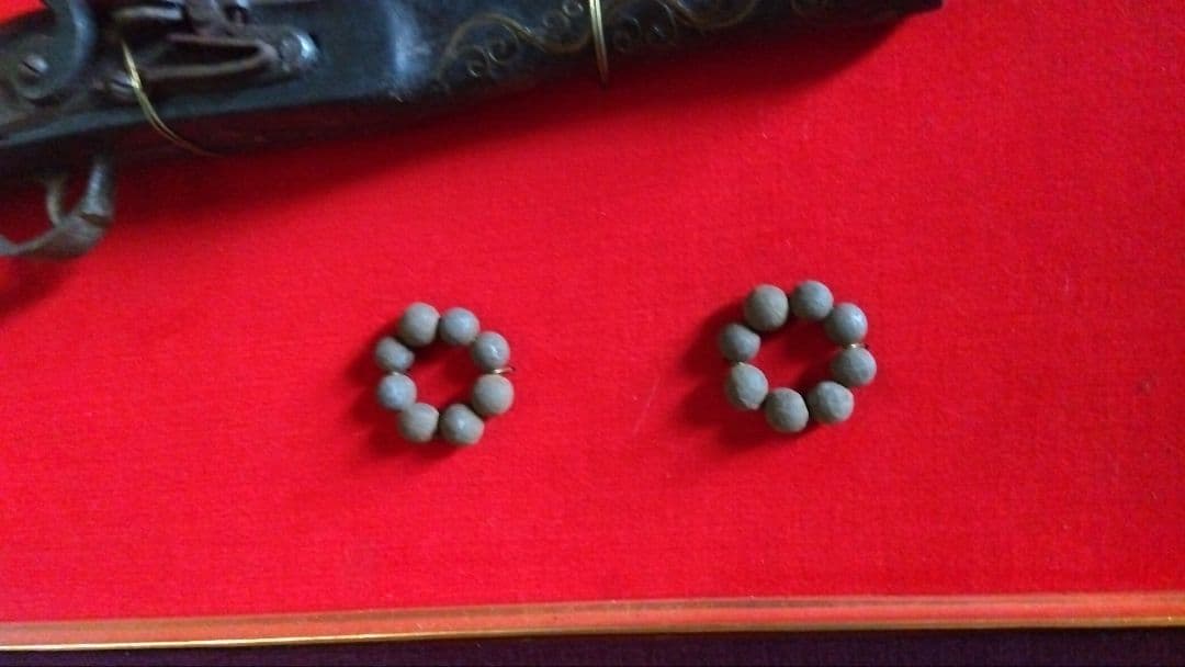 アンティークピストルセット　装丁済み　額縁