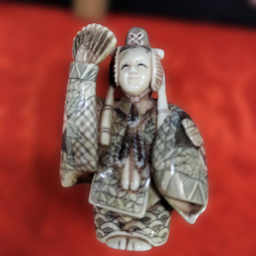 日本の扇子を持つ人形