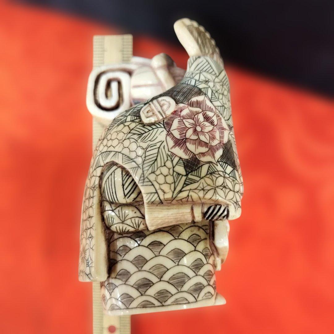 日本の扇子を持つ人形