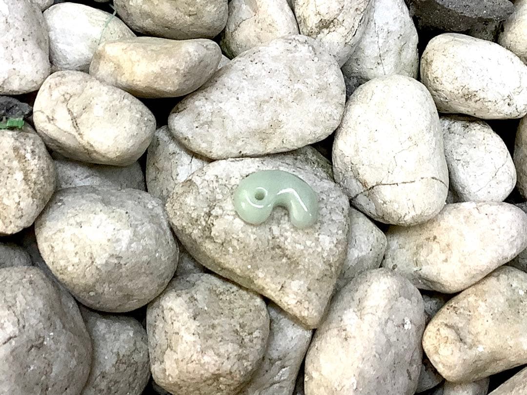 ✳摩訶不思議なお守り　糸魚川翡翠勾玉　極上高額材料使用　本物天然ひすいのお守り‼️