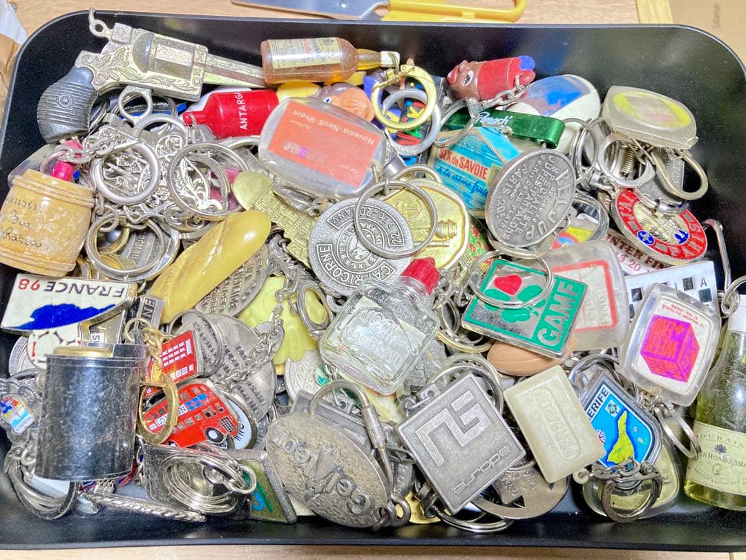 【ずっしり】フレンチキーホルダー1.8kg超 / 103個｜広告キーホルダー