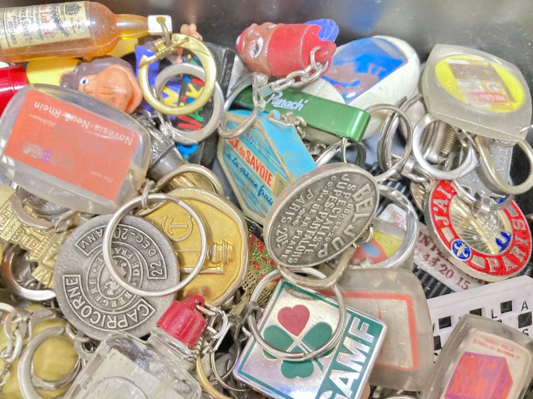 【ずっしり】フレンチキーホルダー1.8kg超 / 103個｜広告キーホルダー