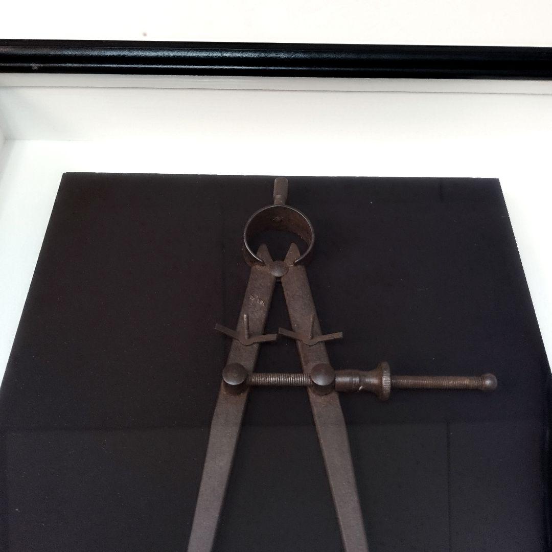 北川健次『計測されるモランディの白い文字Ⅱ』　立体作品 ミクストメディア