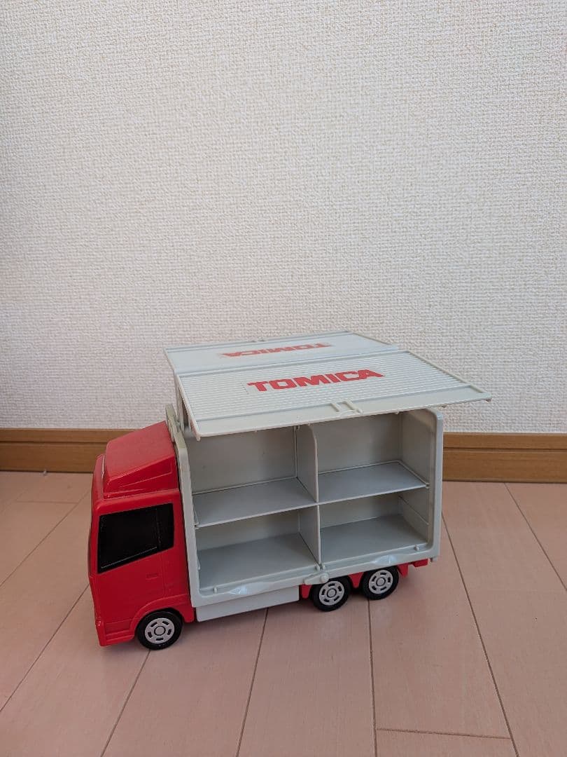 トミカ　ディズニー　キティ　ワンピース　　トミカ収納トラック