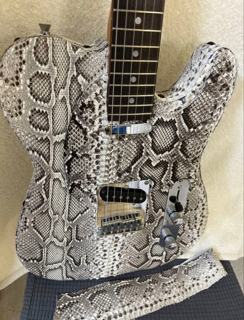 エレキギター テレキャスタータイプ　本物パイソン（ヘビ革）貼り込み