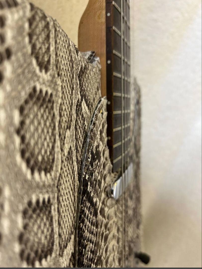 エレキギター テレキャスタータイプ　本物パイソン（ヘビ革）貼り込み