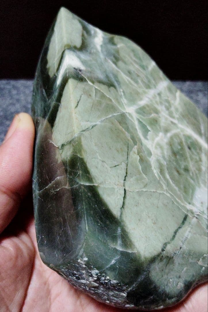 ★翡翠原石★幻の翡翠【秩父軟玉・三沢ヒスイ2面カット663ｇ】