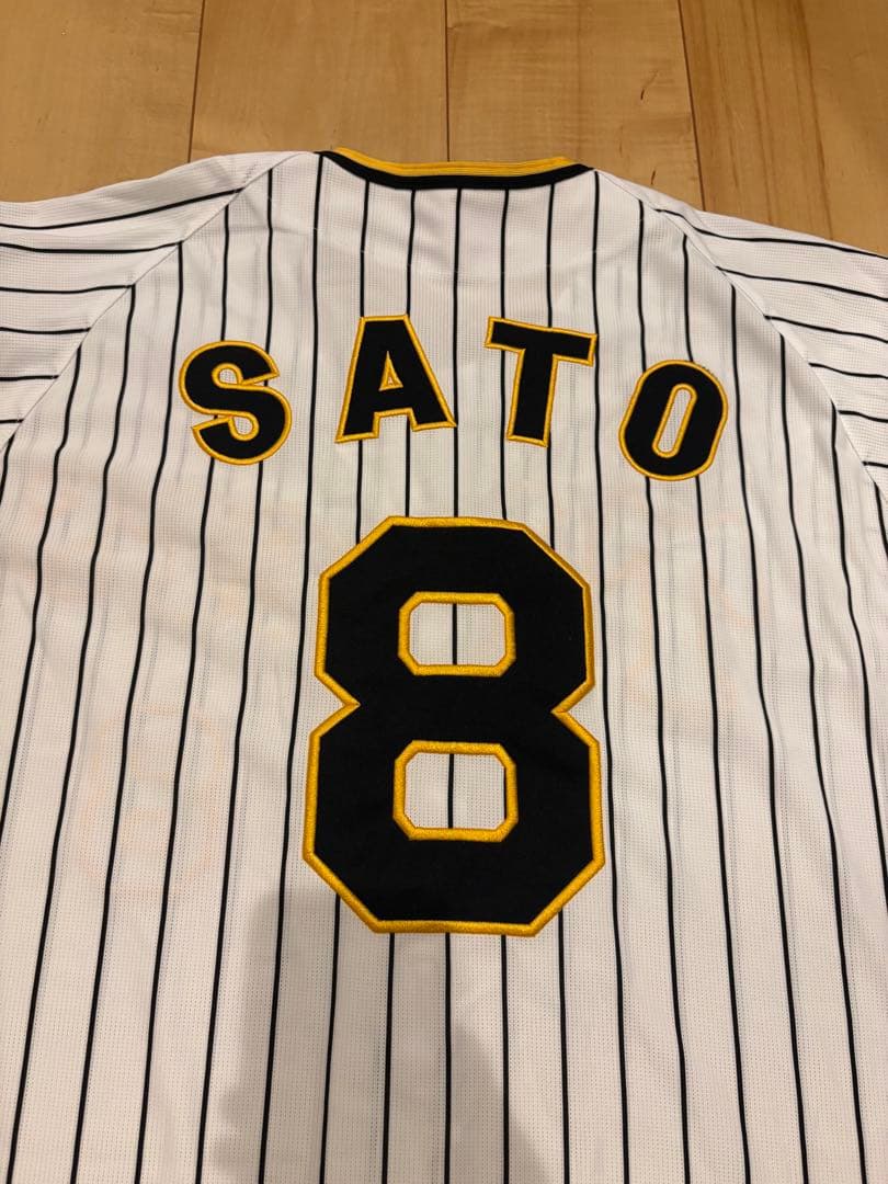阪神タイガース　ユニフォーム Lサイズ 8番 佐藤輝明