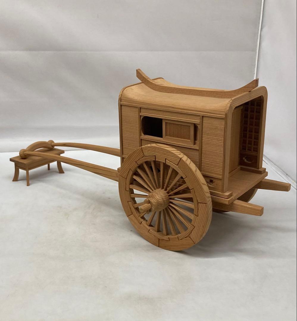 B535b 木地造 御所車置物　作者不詳　貴人乗り物　牛車　屋形車