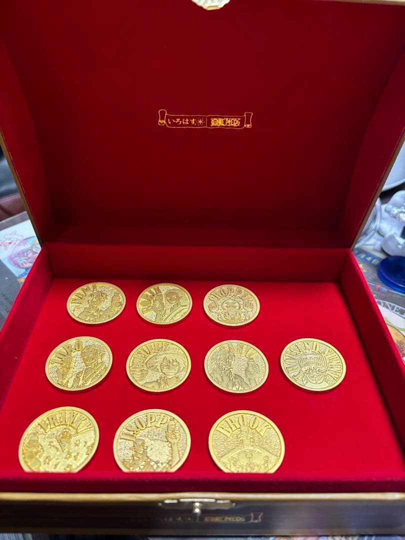 いろはす　ワンピースゴールドメダルバッジ　コンプリートBOX 希少