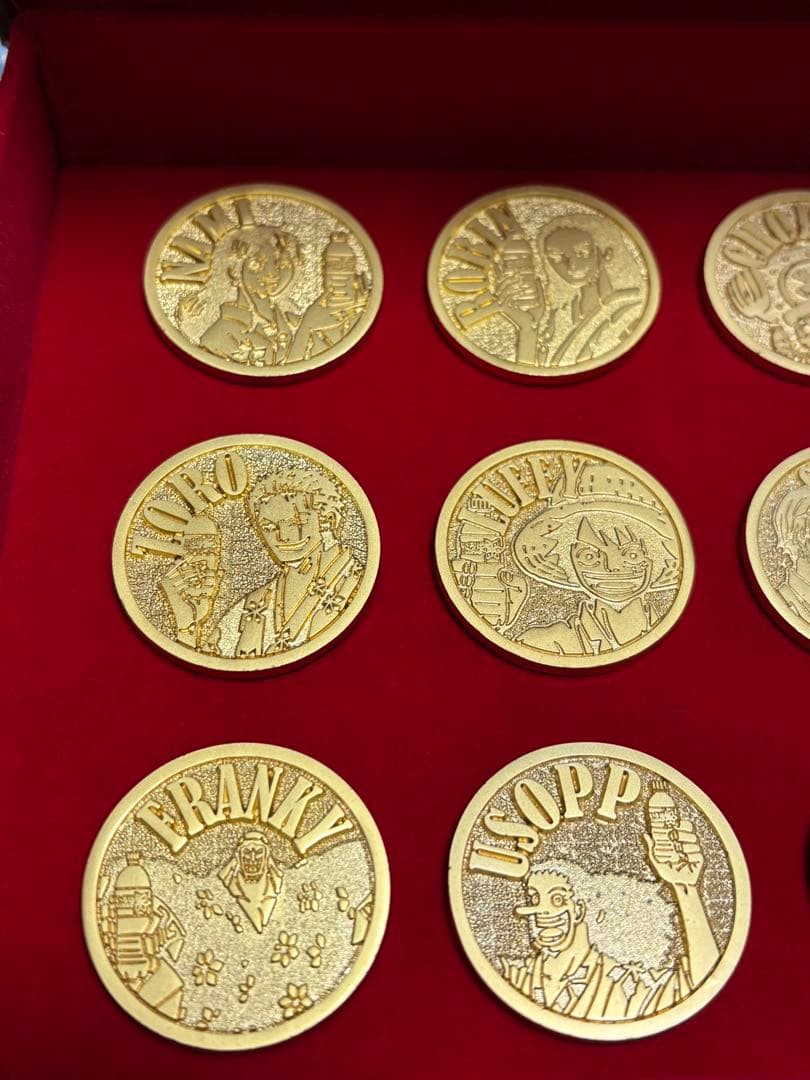 いろはす　ワンピースゴールドメダルバッジ　コンプリートBOX 希少