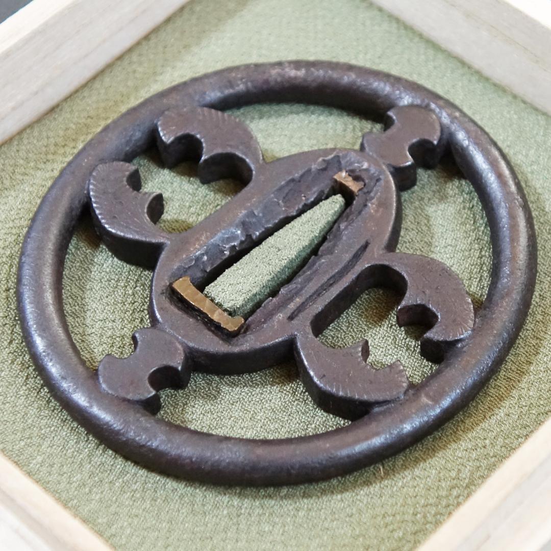 【分銅抱茗荷透鐔 無銘 明珍】(鑑定書有) 鍔 鐔 刀装具 武具 骨董 江戸