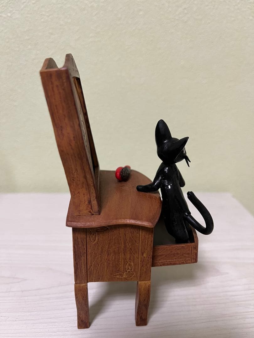 ジジ　魔女の宅急便　　カレンダー　アンティークドレッサー