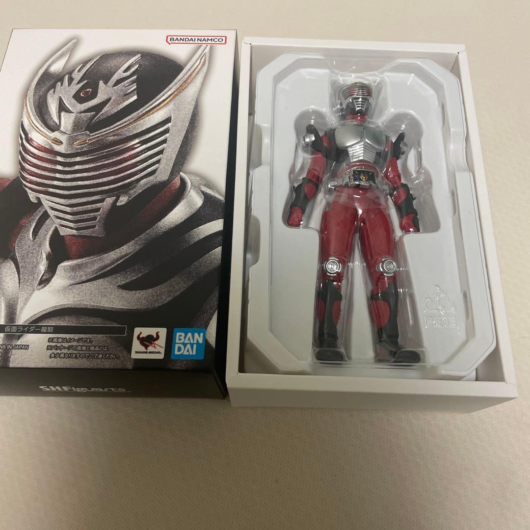 BANDAI shフィギュアーツ真骨彫製法仮面ライダー 龍騎