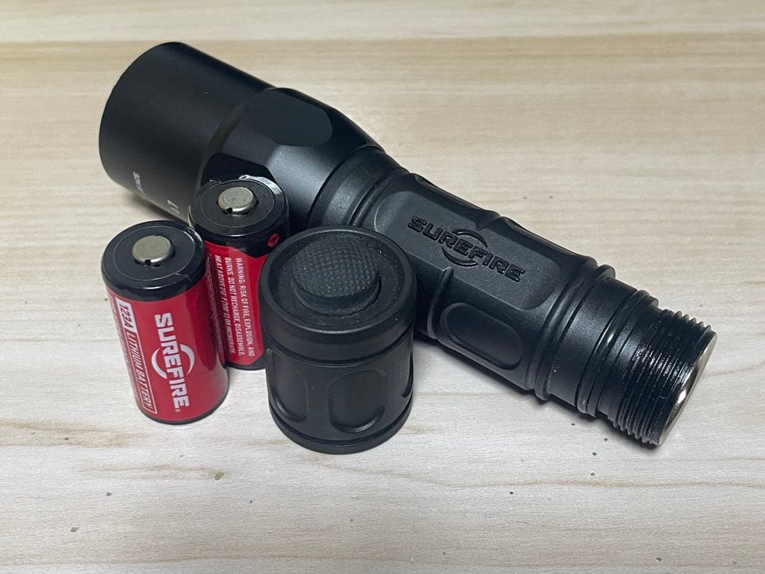 SUREFIRE ブラックハンディライト 番号あり バッテリー8個付き