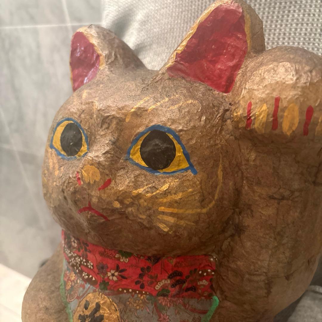 青が散る様ヴィンテージ大きな瞳や繊細に描かれた花模様の前掛けが美しい張子の招き猫