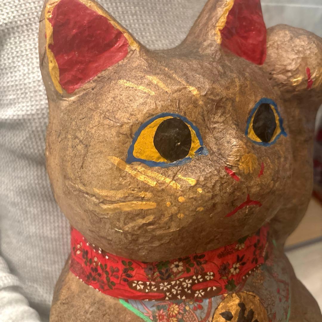 青が散る様ヴィンテージ大きな瞳や繊細に描かれた花模様の前掛けが美しい張子の招き猫