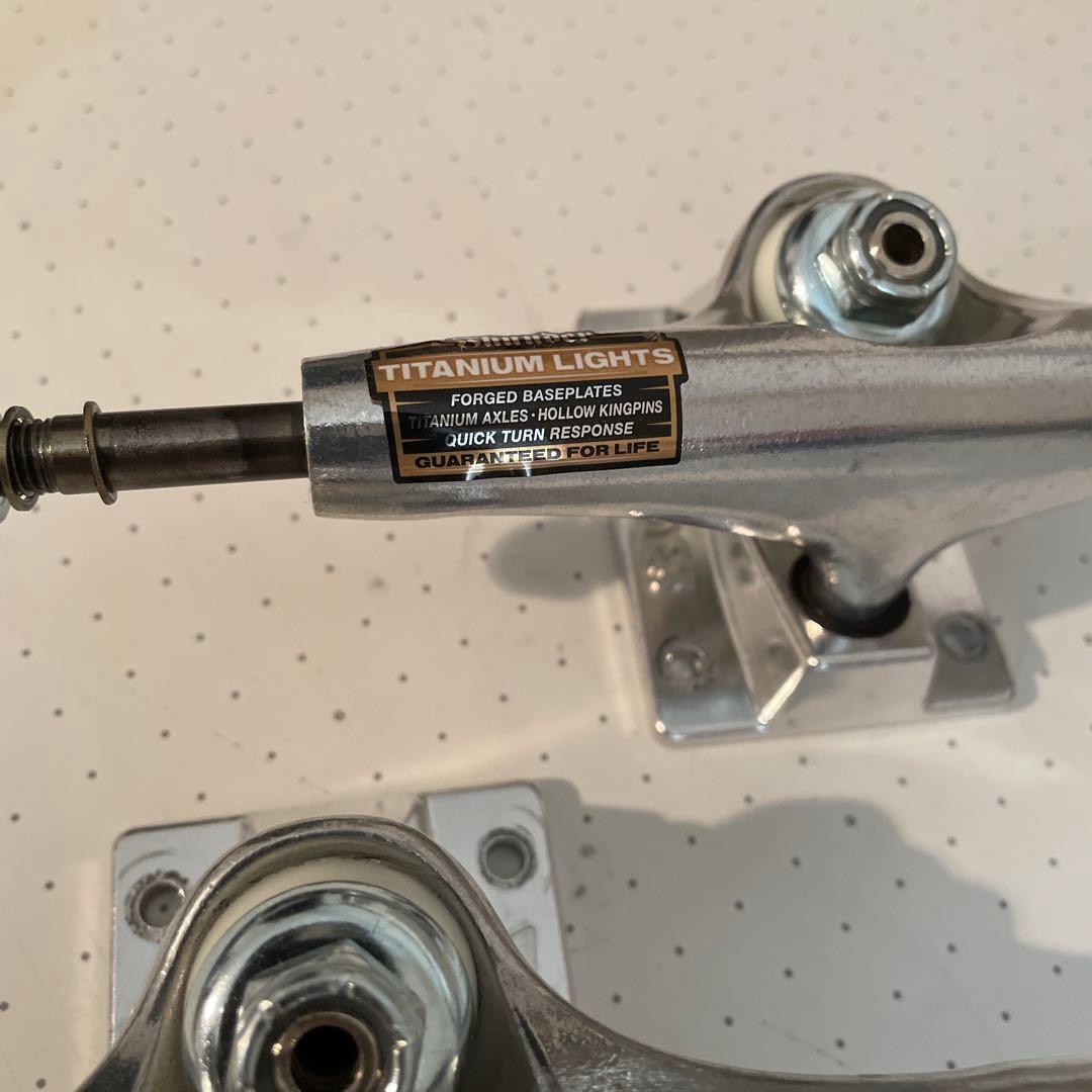 THUNDER スケボートラック TITANIUM LIGHTS 147 チタン