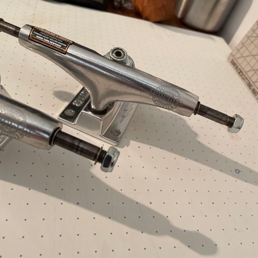 THUNDER スケボートラック TITANIUM LIGHTS 147 チタン