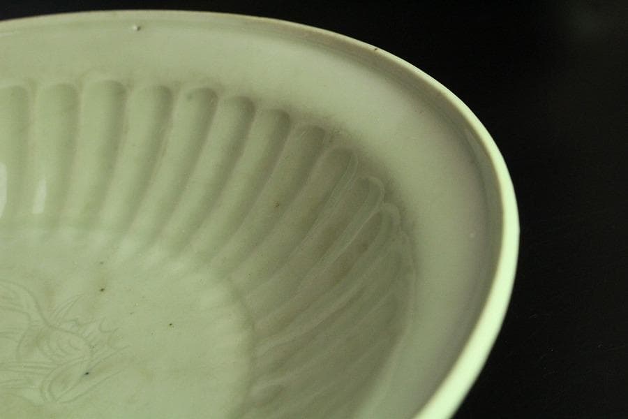 中国美術 白磁 刻 三魚紋 盤 φ31.5cm 明(K-XA764)