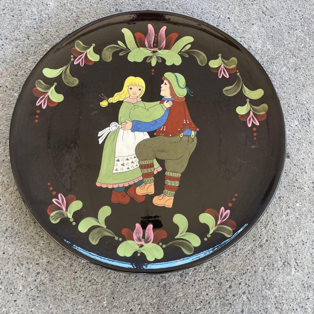 伝統的なスイスの陶器皿 男女のダンス