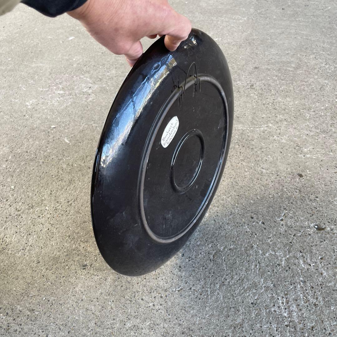 伝統的なスイスの陶器皿 男女のダンス