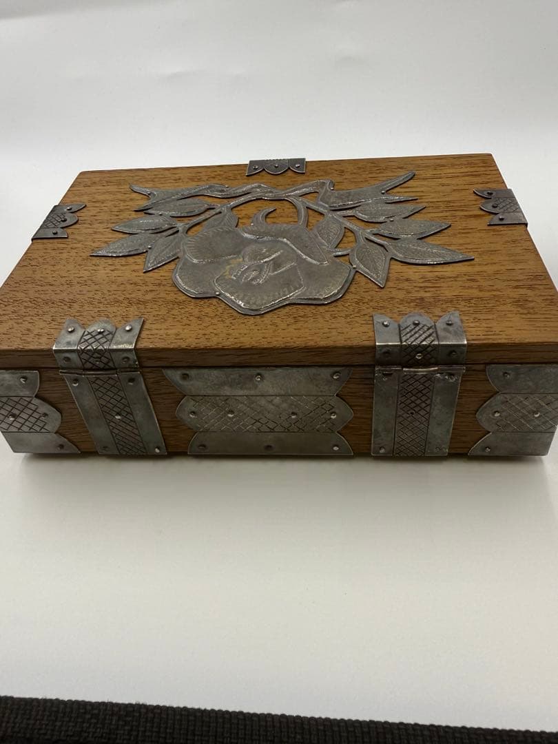 純銀木製ボックス 花の彫刻