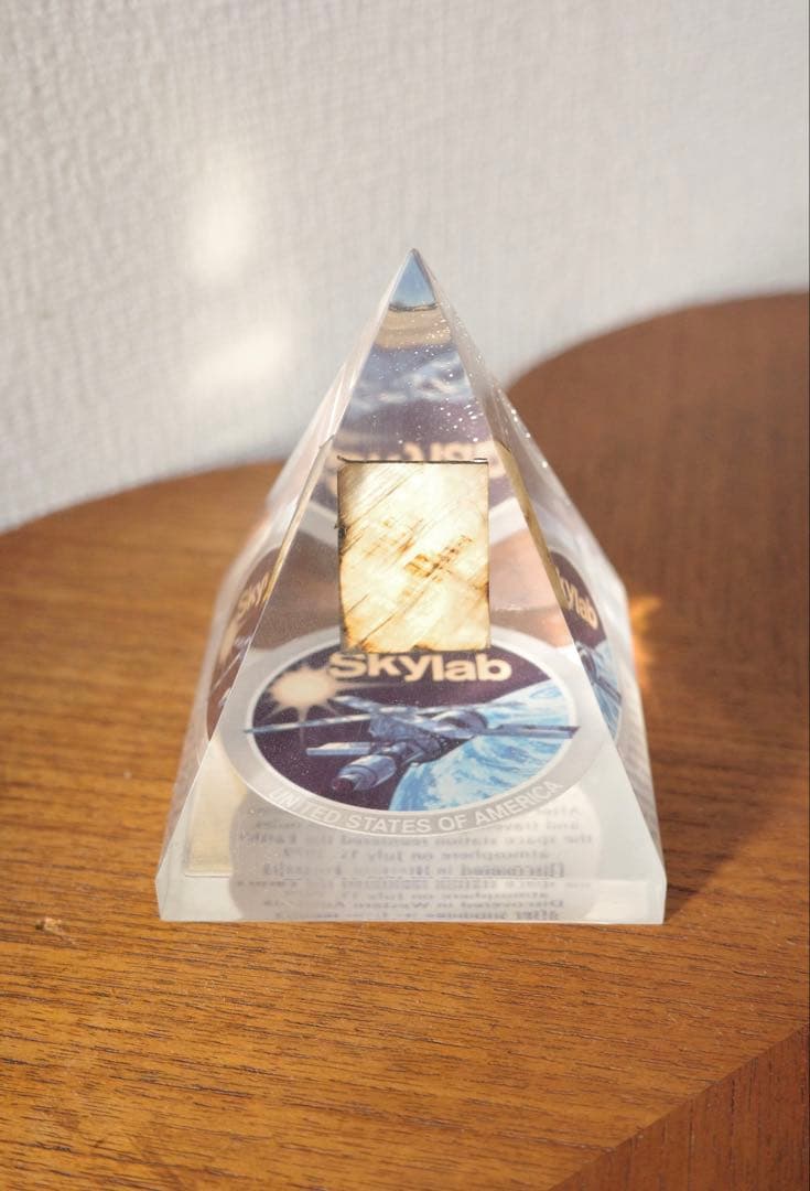 希少 Skylab NASA 実物デブリ アクリル ピラミッド オブジェ/アート