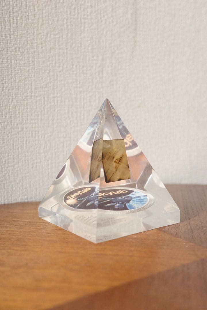 希少 Skylab NASA 実物デブリ アクリル ピラミッド オブジェ/アート