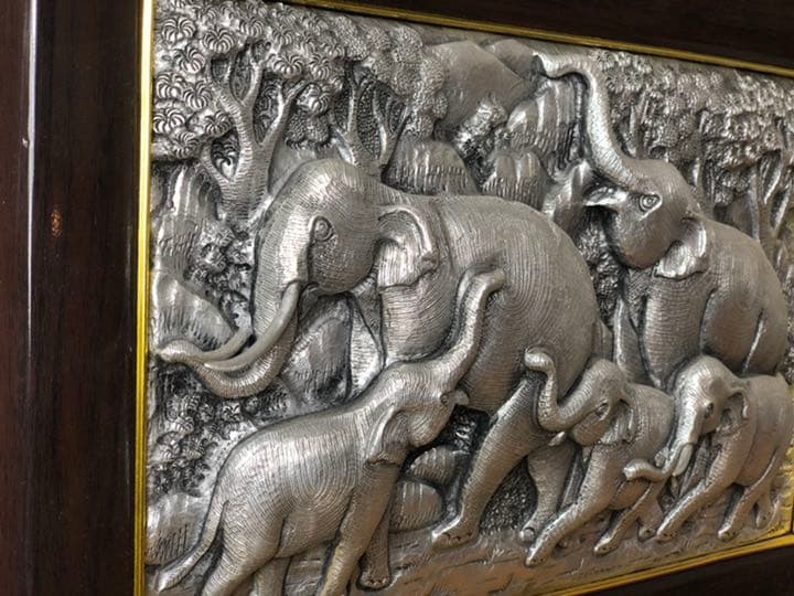 真鍮製　手彫りのレリーフ　象のモチーフ
