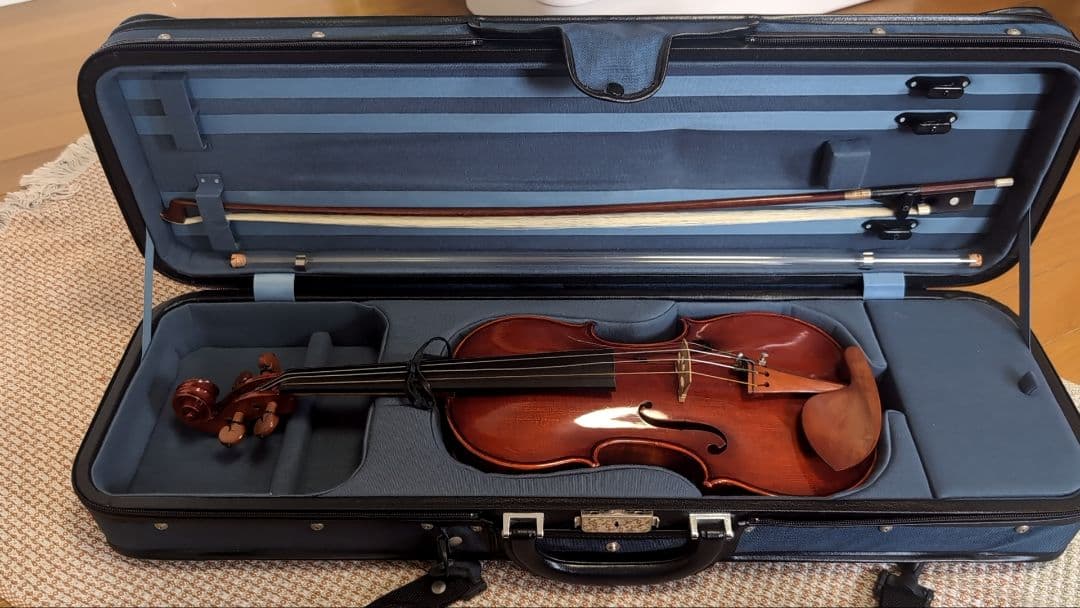 バイオリン本体 、弓、ケースほか　カバーにアーティストの直筆サイン有り