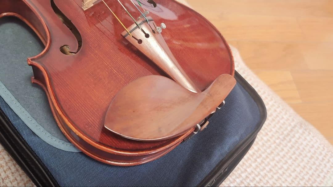 バイオリン本体 、弓、ケースほか　カバーにアーティストの直筆サイン有り