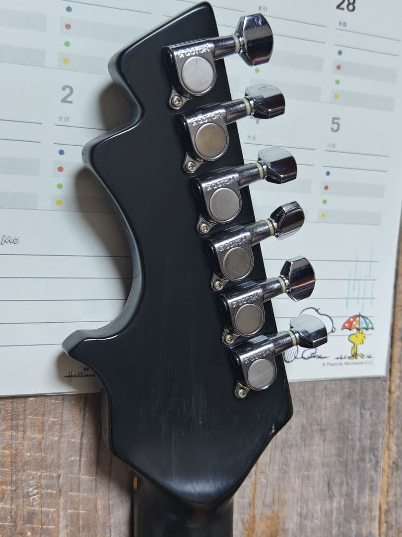 ユニークデザイン ブラックエレキギター　ノーブランド　ジャンク