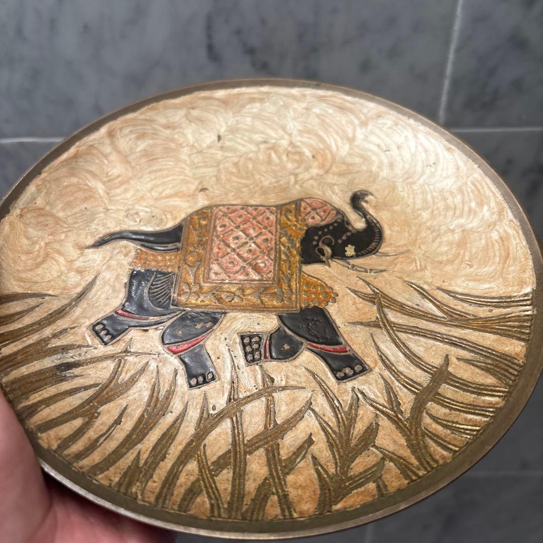 インドアンティーク手描き手彫りの装飾が芸術的でアートな子像の壁掛け真鍮製オブジェ