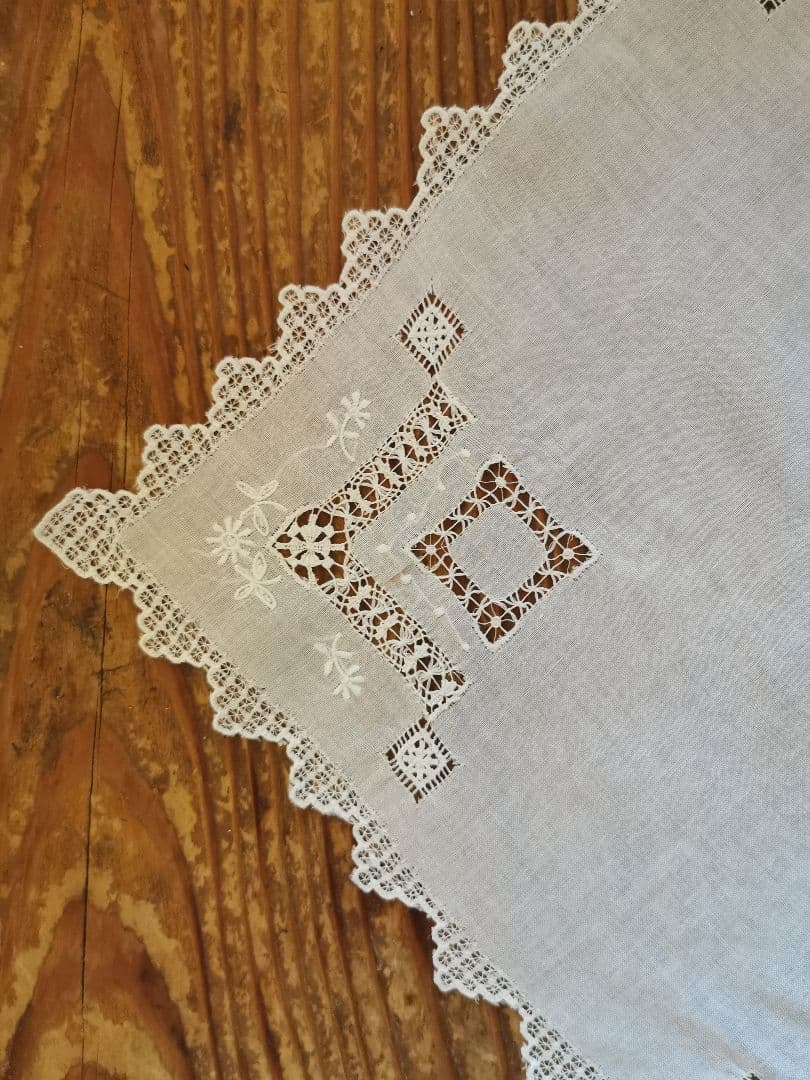 アンティーク ドローン&ニードルワーク リネンクロスハンカチ 総刺繍スカラップ✵