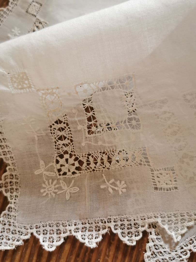 アンティーク ドローン&ニードルワーク リネンクロスハンカチ 総刺繍スカラップ✵