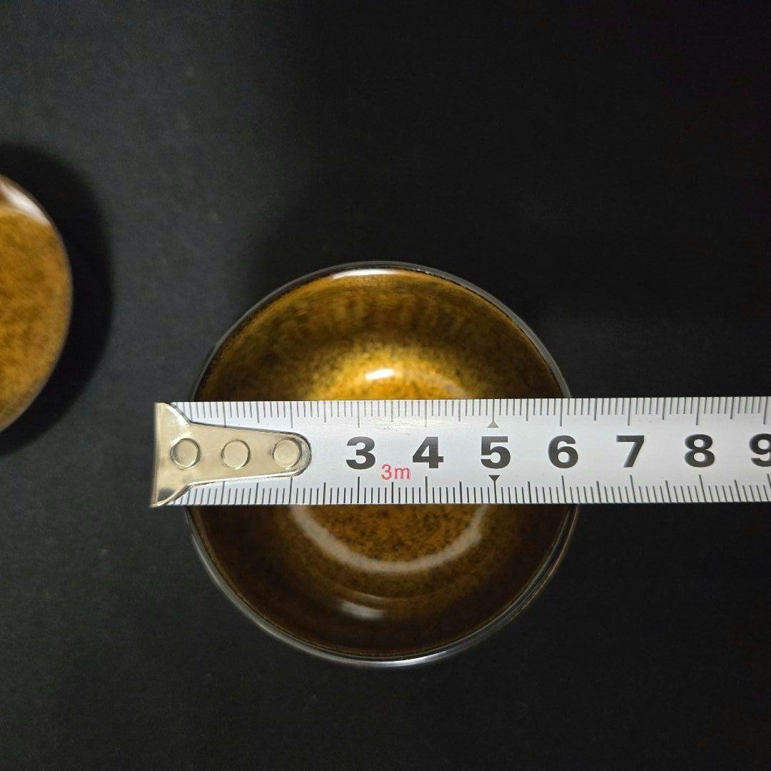 黒色の木製棗 金色と赤色の模様